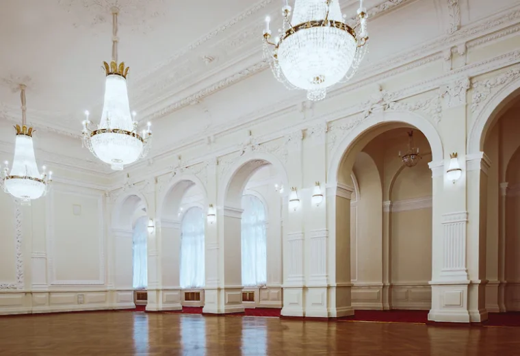 Ceremony set, aisle centre